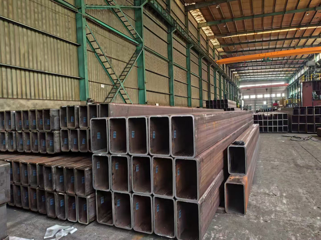 Mga Direktang Benta ng Pabrika ng Low-Carbon Steel Square at Rectangular Tubes, Nagbibigay ng Mga Serbisyo sa Chamfering at Cutting.